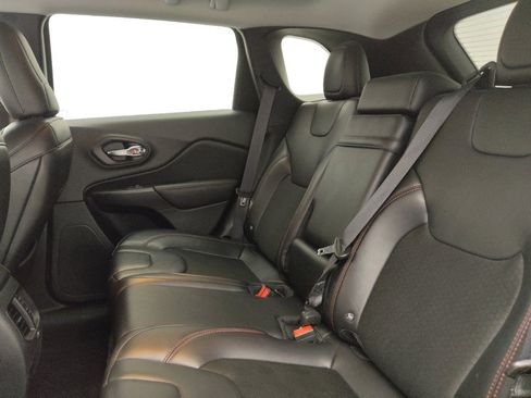 Used 2019 Jeep Cherokee Trailhawk w/ Cold Weather Group AWD/4WD image 18