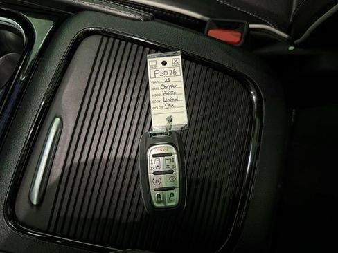 Used 2025 Chrysler Pacifica Limited FWD image 24