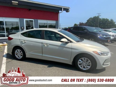 Used 2017 Hyundai Elantra SE w/ Cargo Package FWD image 4
