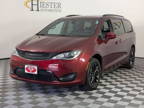 Used 2020 Chrysler Pacifica Touring-L AWD/4WD image 4