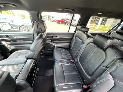 Used 2024 Jeep Wagoneer L Series II w/ Flexible Seating Group AWD/4WD image 3