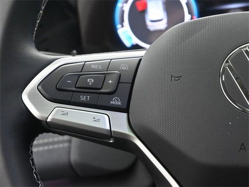 New 2025 Volkswagen Tiguan SE image 2