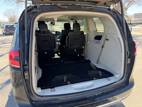 Used 2024 Chrysler Pacifica Touring-L image 23