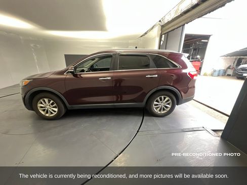 Used 2017 Kia Sorento FWD w/ LX Convenience Package image 2