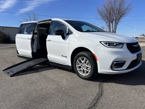 Used 2022 Chrysler Voyager LX FWD image 1