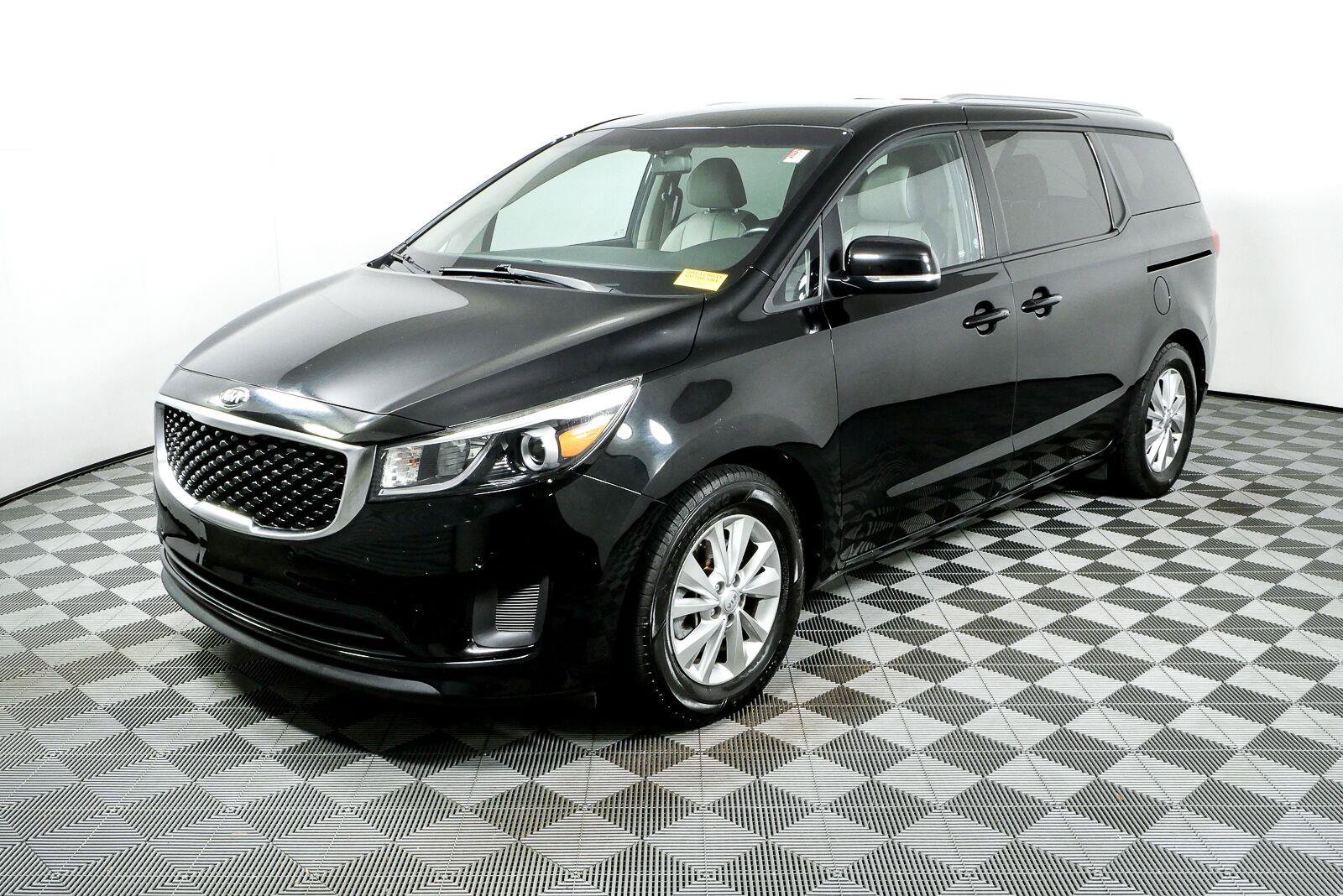 Used 2017 Kia Sedona LX w/ LX Essentials Premium Package FWD image 24