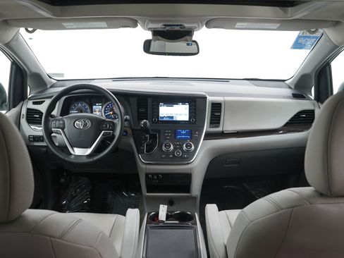 Used 2018 Toyota Sienna XLE image 15