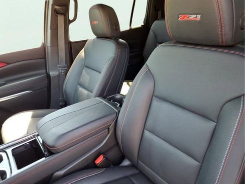 Used 2025 Chevrolet Traverse Z71 AWD/4WD image 9