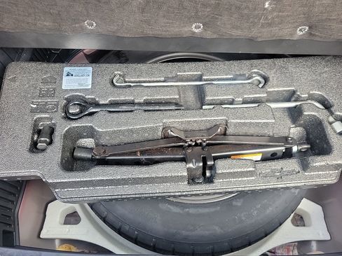 Used 2021 Toyota Venza LE image 19