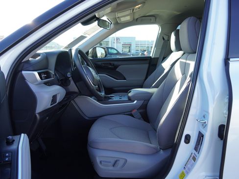 Certified 2023 Toyota Highlander LE image 19