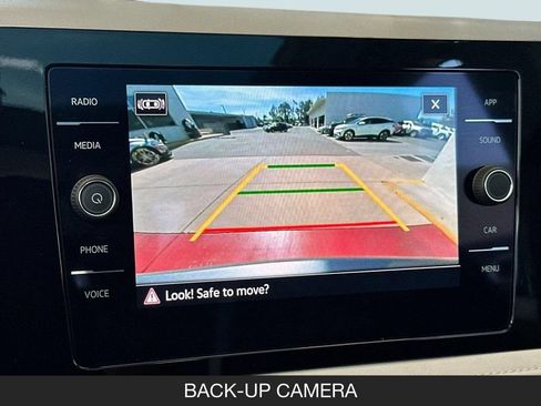 Used 2025 Volkswagen Taos SE w/ Panoramic Sunroof Package FWD image 19