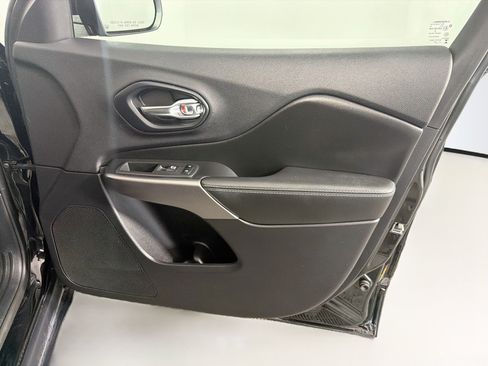 Used 2019 Jeep Cherokee Latitude Plus FWD image 33