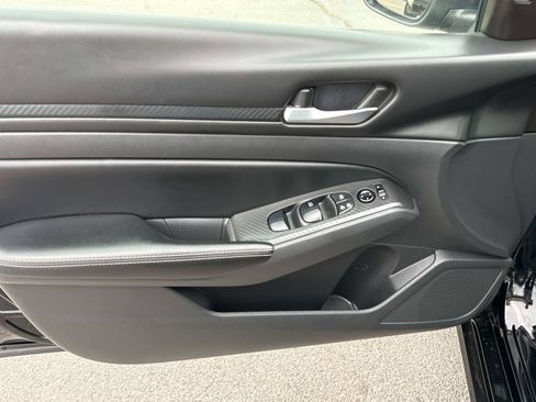 Used 2024 Nissan Altima 2.5 SV FWD image 12