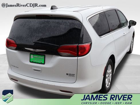 Used 2023 Chrysler Voyager LX FWD image 5