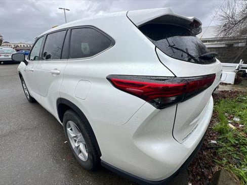 Certified 2020 Toyota Highlander LE image 4