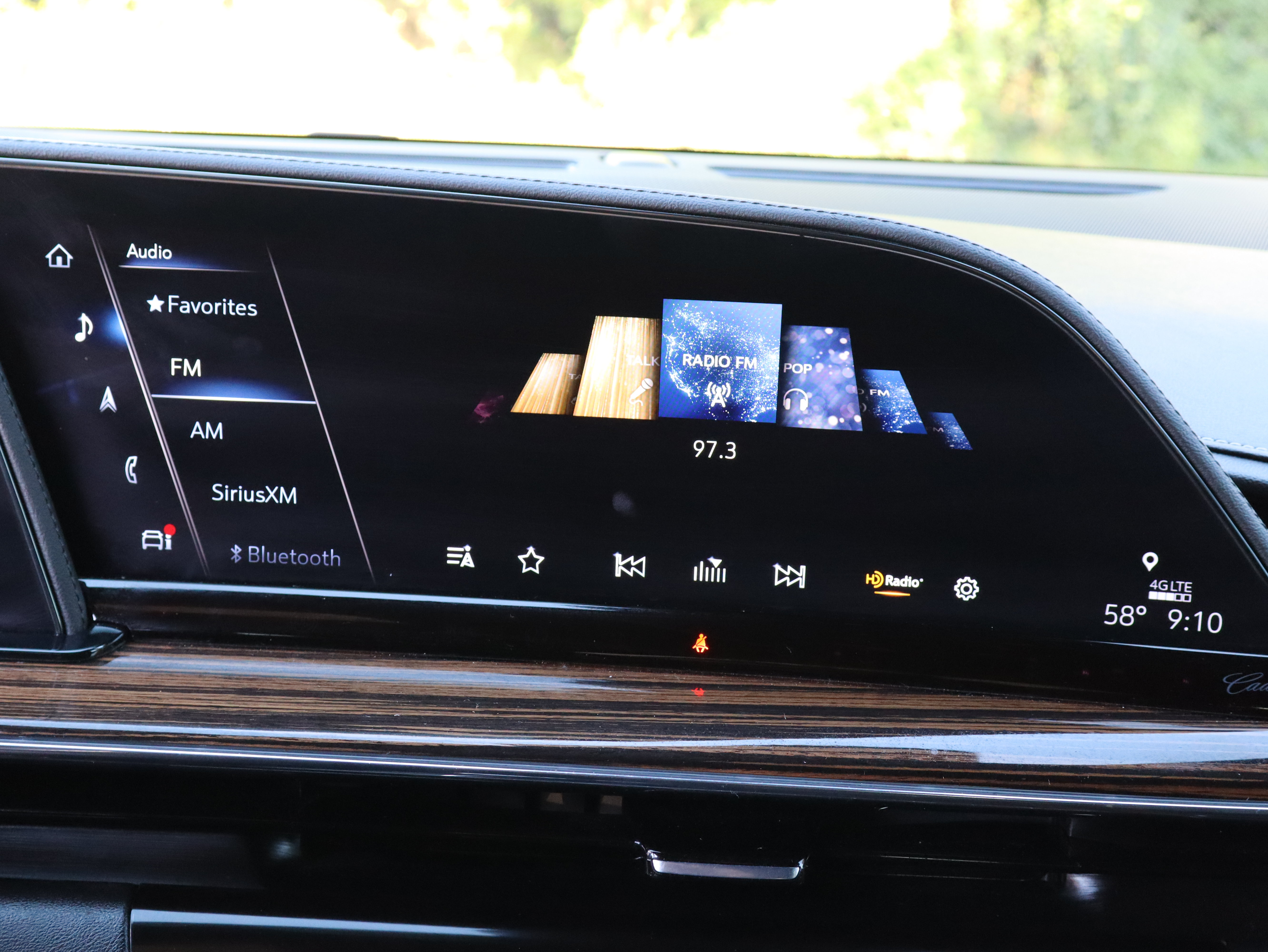 Used 2024 Cadillac Escalade ESV Premium Luxury AWD/4WD image 33