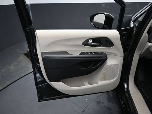 Used 2024 Chrysler Pacifica Limited FWD image 16