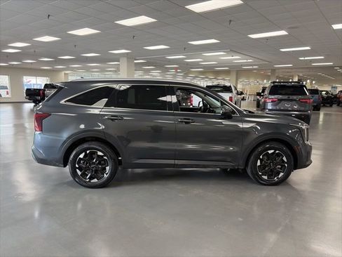 Used 2024 Kia Sorento S image 8