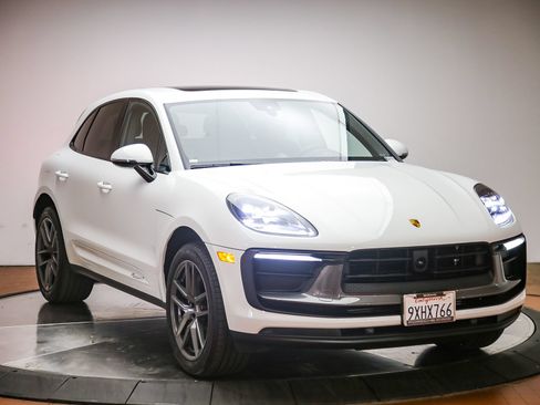 Certified 2026 Porsche Macan Turbo AWD/4WD image 4