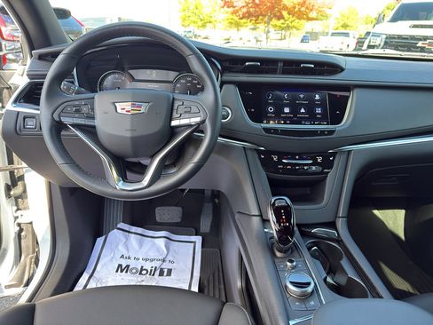 Used 2025 Cadillac XT6 Luxury image 27