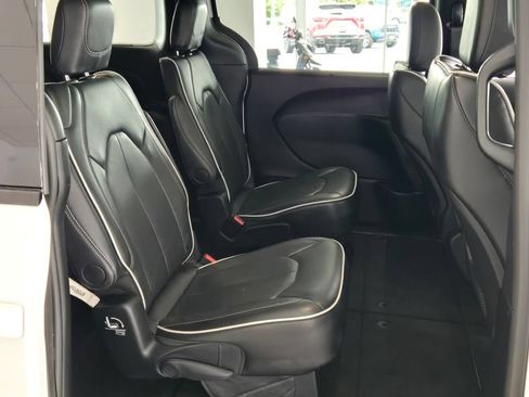 Used 2025 Chrysler Pacifica Limited FWD image 9