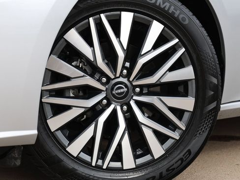 Used 2025 Nissan Altima 2.5 SV image 11