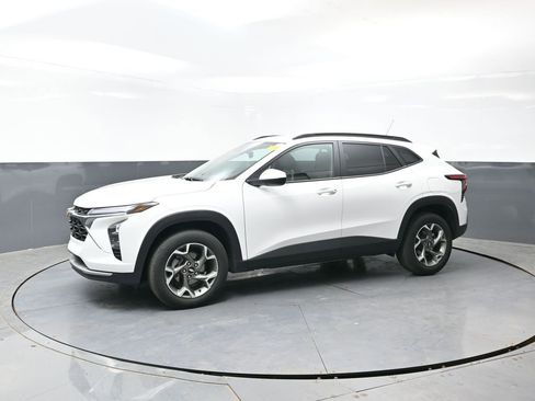 Used 2025 Chevrolet Trax LT FWD image 9