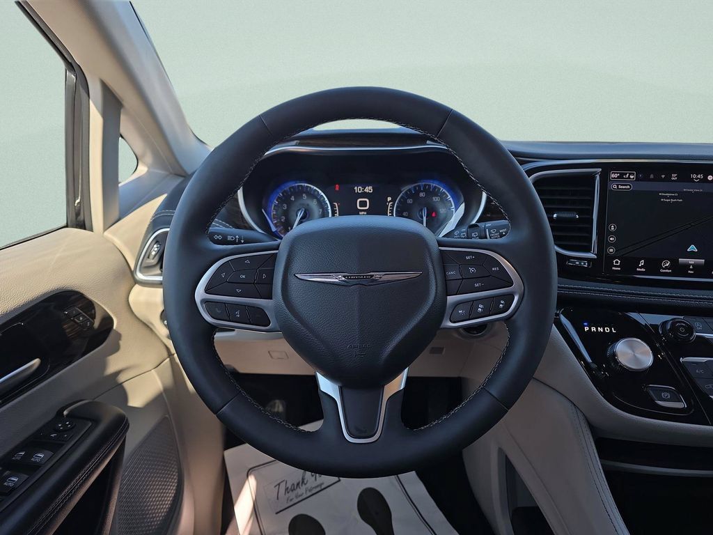 Used 2024 Chrysler Pacifica Limited FWD image 19