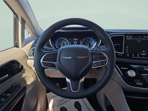 Used 2024 Chrysler Pacifica Limited FWD image 19
