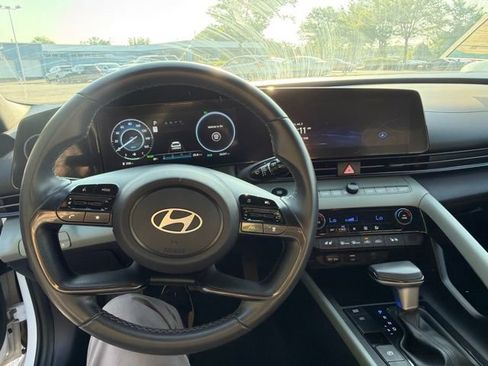 Used 2025 Hyundai Elantra Limited FWD image 16