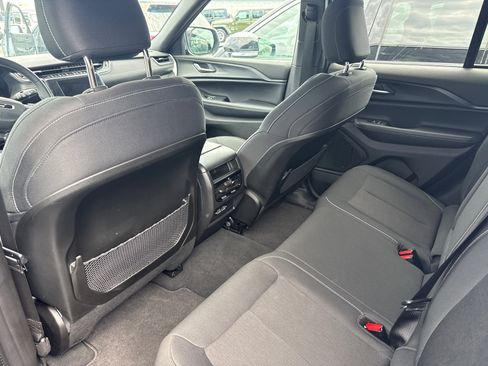Used 2024 Jeep Grand Cherokee Laredo AWD/4WD image 2