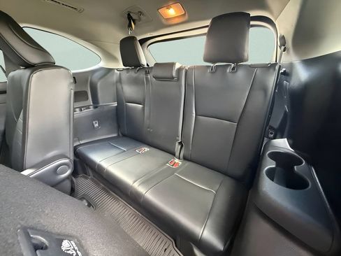 Used 2022 Toyota Highlander XLE AWD/4WD image 25