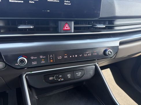 Used 2025 Kia Carnival FWD image 23