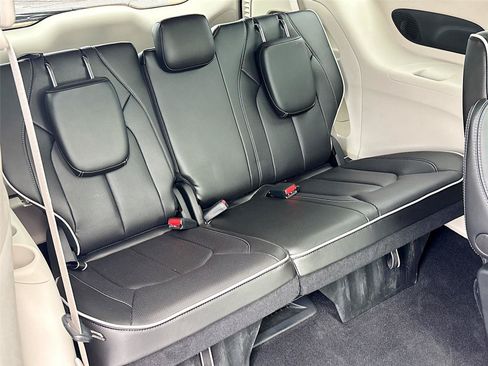 Certified 2024 Chrysler Pacifica Limited FWD image 28