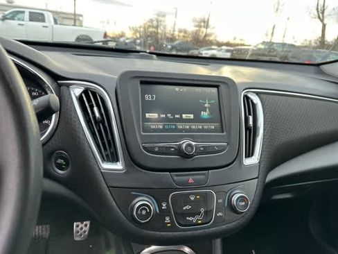 Used 2017 Chevrolet Malibu LT image 8