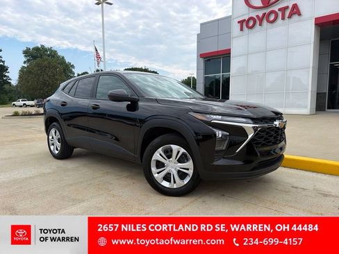 Used 2025 Chevrolet Trax LS w/ Driver Confidence Package FWD image 1