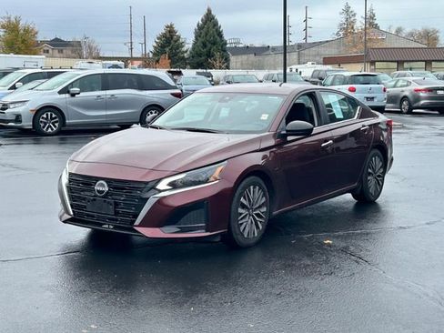 Used 2024 Nissan Altima 2.5 SV FWD image 9