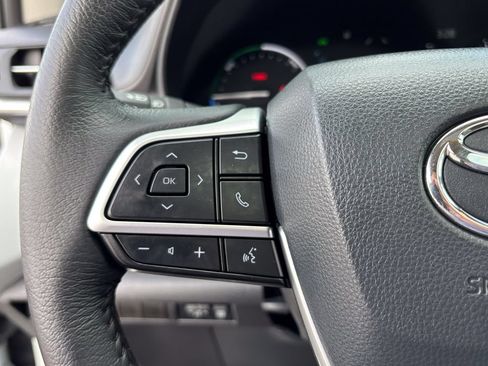 Certified 2026 Toyota Sienna XLE FWD image 33