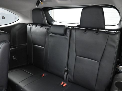 Used 2025 Toyota Highlander Platinum image 32