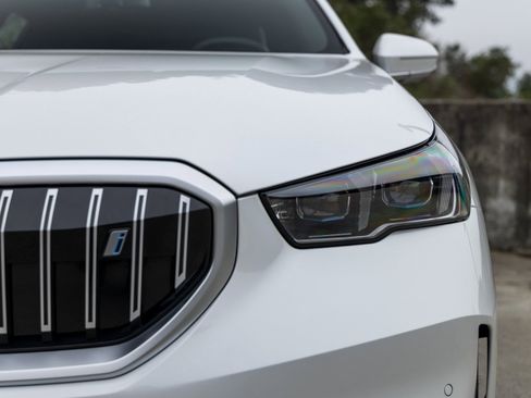 Used 2025 BMW i5 xDrive40 w/ Premium Package image 16