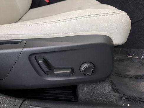 Used 2021 Volvo XC40 T5 Momentum w/ Premium Package image 32