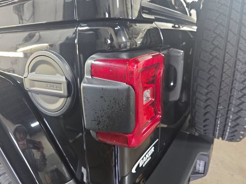 Used 2021 Jeep Wrangler Unlimited Sahara AWD/4WD image 33