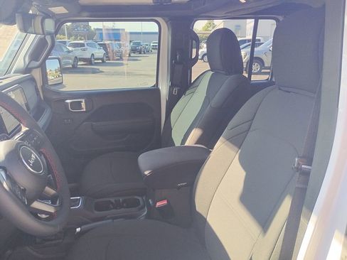 Used 2024 Jeep Gladiator Rubicon w/ Technology Group image 31