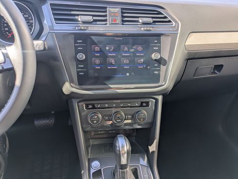 Used 2021 Volkswagen Tiguan SE w/ Panoramic Sunroof Package AWD/4WD image 28