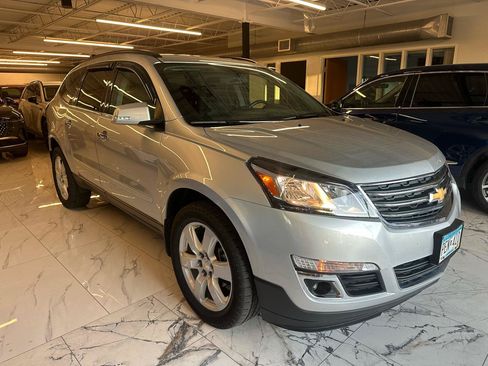 Used 2017 Chevrolet Traverse LT w/ Style and Technology Package FWD image 2
