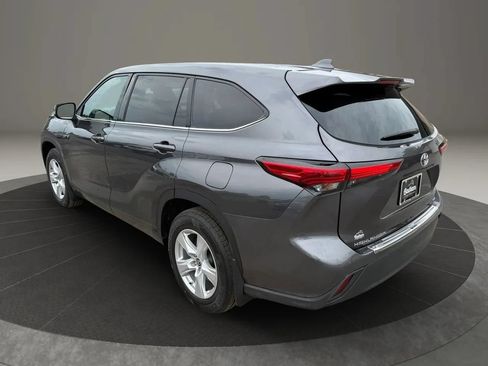 Used 2021 Toyota Highlander L AWD/4WD image 8