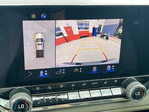 Used 2025 Chevrolet Colorado ZR2 w/ Technology Package AWD/4WD image 14