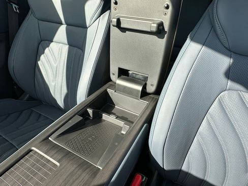 Used 2025 Nissan Ariya Platinum image 21