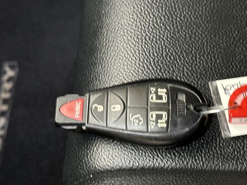 Used 2016 Chrysler Town & Country Touring FWD image 33