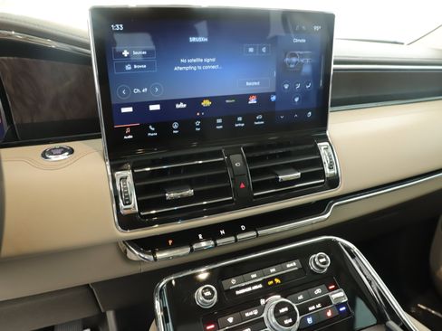 Used 2024 Lincoln Navigator L Reserve AWD/4WD image 11